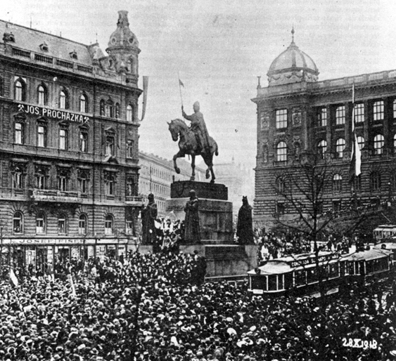 Manifestace na Václavském náměstí u příležitosti vzniku samostatného československého státu 28. října 1918