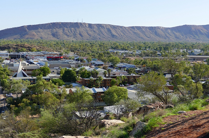 Austrálie – Rudý střed: pohled na město Alice Springs z ANZAC Hillu