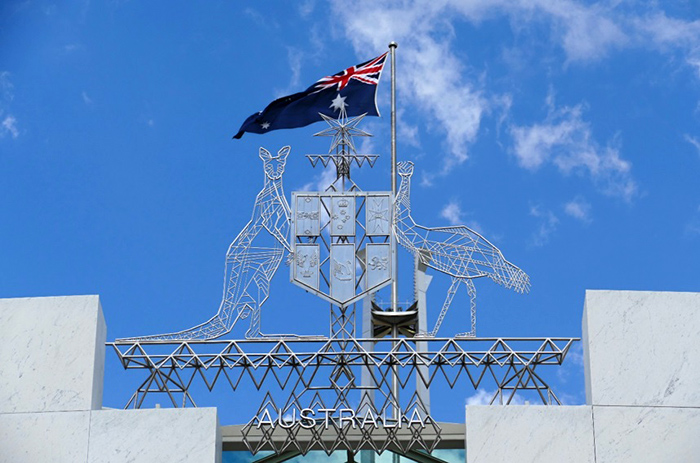 Austrálie: Camberra: emblém nad vchodem do parlamentu