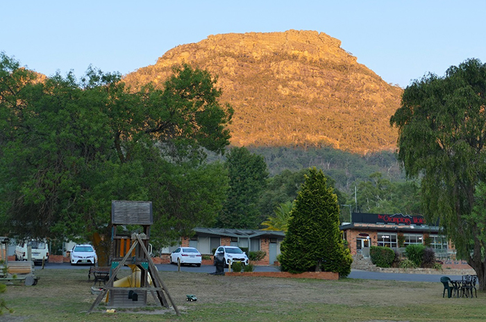 Austrálie – jih státu Victorie: NP Grampians : ráno v kempu, v pozadí Velké předělové pohoří