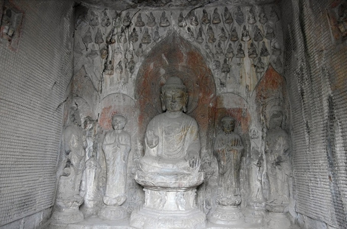 Komplex jeskyní Longmen (Dračí skály) s budhistickými svatyněmi