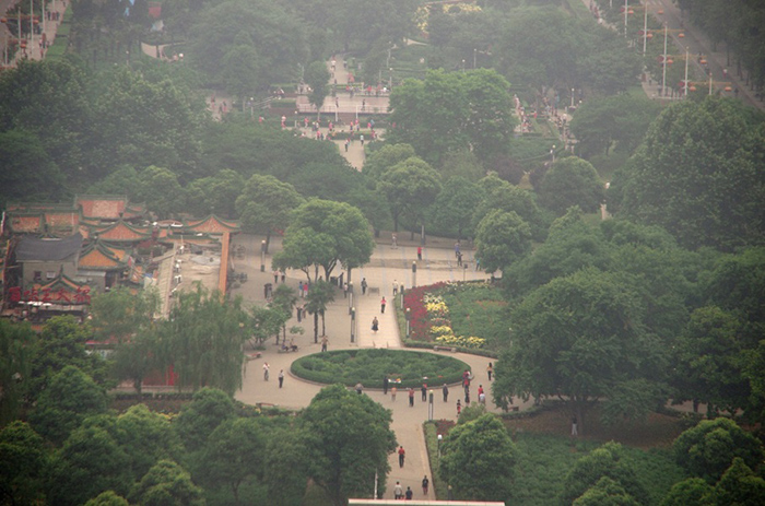 Luoyang – Číňané ráno spořádaně masově cvičí (i ve smogu)