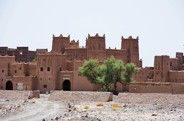Maroko: kasba v oáze Skoura (kasba = středověká hliněná pevnost)