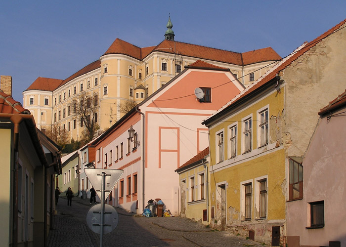 Husova ulice (v bývalé židovské čtvrti)