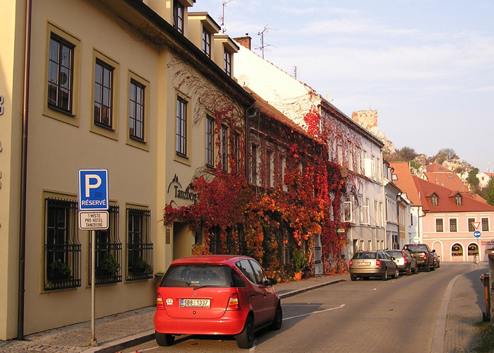 Hotel Tanzberg v Husově ulici (v bývalé židovské čtvrti)