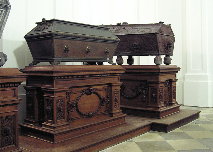 Měděné rakve v hrobce Ditrichštejnů v loretánském kostele sv. Anny