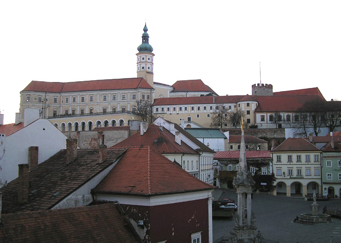 Mikulovský zámek, náměstí se sloupem sv. Trojice a kašnou