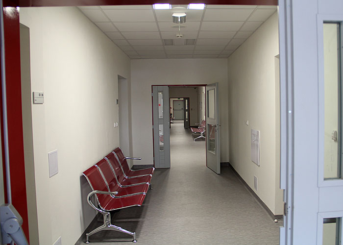 Spojovací chodba v podlaží s ambulancemi, kancelářemi a posluchárnou