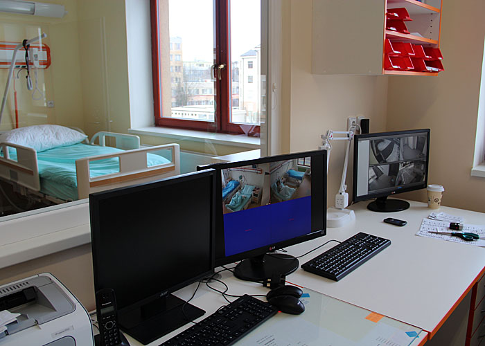 Služební místnost sester s výhledem na pacientské lůžko