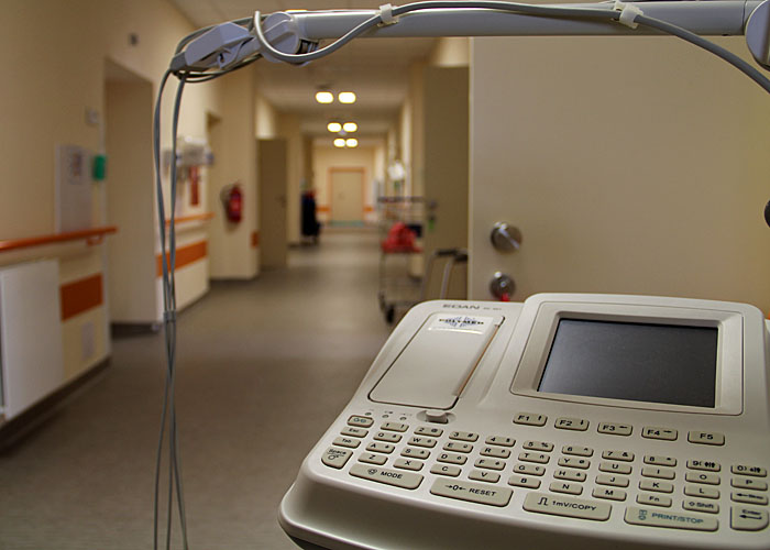 Chodba lůžkového oddělení s elektrokardiografem