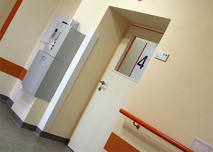 Dveře do pokoje opatřeného podtlakovým filtroventilačním zařízením