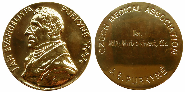 Zlatá pamětní medaile J.&nbsp;E.&nbsp;Purkyně doc. MUDr. Marii Staňkové, CSc.