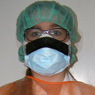 Osobní ochranné pomůcky: respirační polomaska ochranné třídy FFP3 s výdechovým ventilem, ochranné brýle nebo štít, operační čepice, plášť odolný proti vodě, rukavice