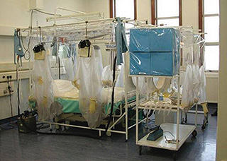 Plastický (Trexlerův) izolátor v Royal Free Hospital v Londýně